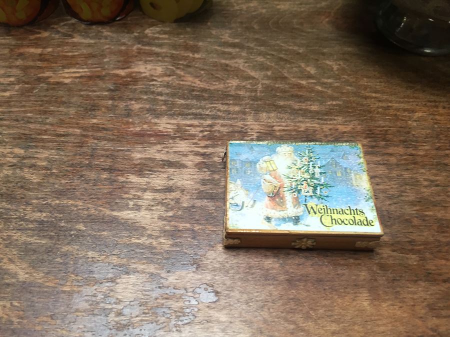 Vintage Green Miniature Cabinet With Miniature Food And Kitchen Accessories [Photo 9]