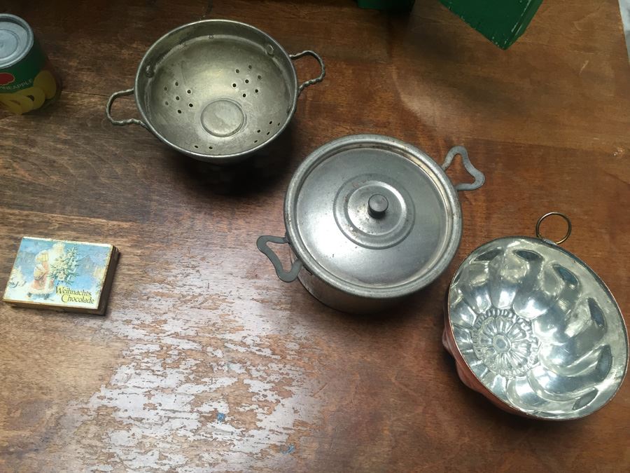 Vintage Green Miniature Cabinet With Miniature Food And Kitchen Accessories [Photo 8]