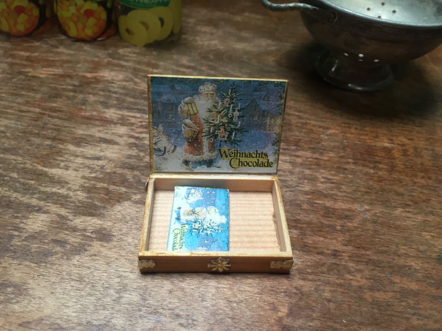 Vintage Green Miniature Cabinet With Miniature Food And Kitchen Accessories [Photo 10]