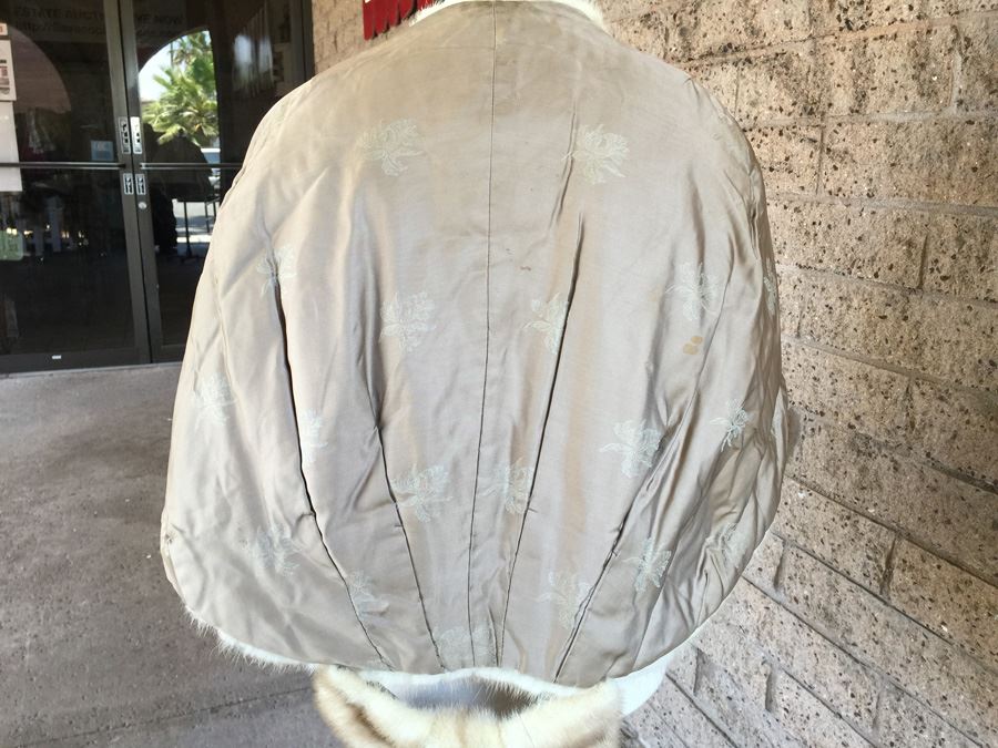 Light Cream Fur Shawl With Fur Bowtie Back [Photo 5]