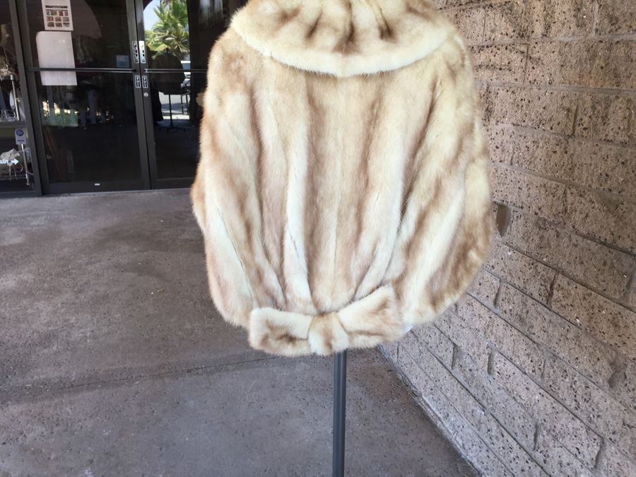 Light Cream Fur Shawl With Fur Bowtie Back [Photo 3]