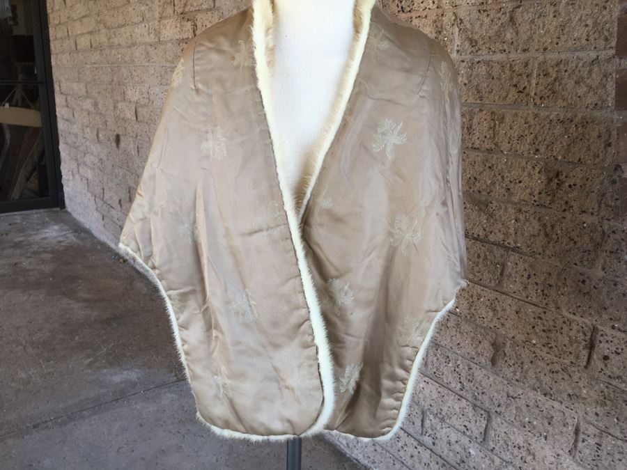 Light Cream Fur Shawl With Fur Bowtie Back [Photo 6]