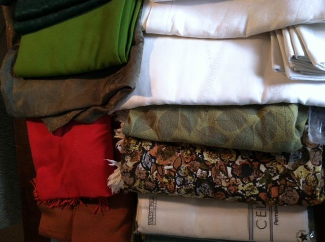 Huge Tablecloth Lot [Photo 7]