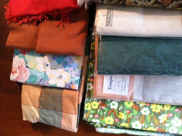 Huge Tablecloth Lot [Photo 11]
