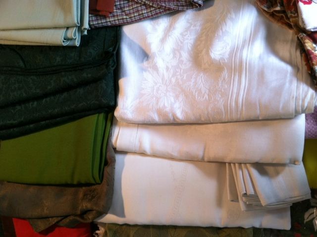 Huge Tablecloth Lot [Photo 8]