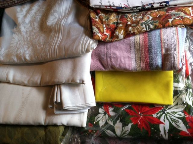 Huge Tablecloth Lot [Photo 3]