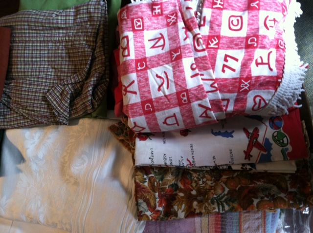 Huge Tablecloth Lot [Photo 2]
