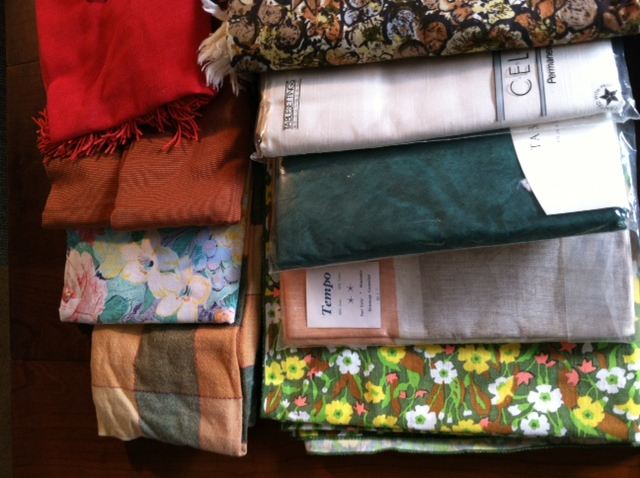 Huge Tablecloth Lot [Photo 6]