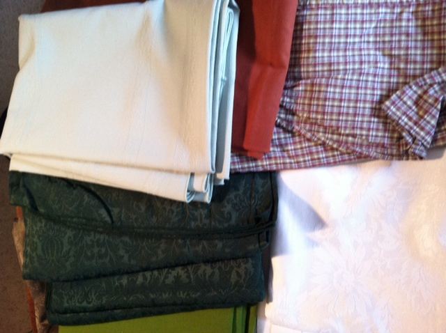 Huge Tablecloth Lot [Photo 9]