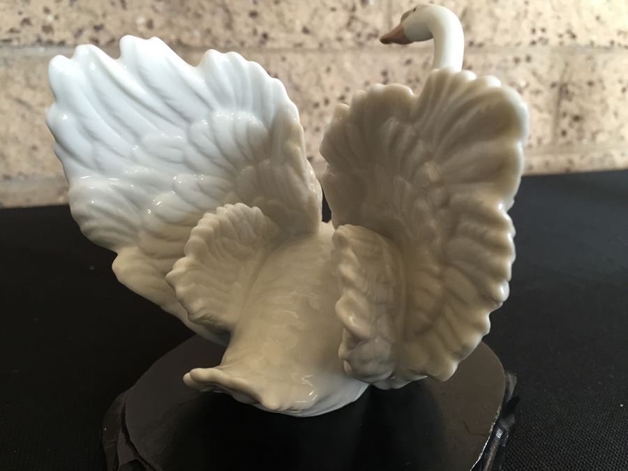 Lladro Collectible Figurine, Elegant Swan [Photo 8]