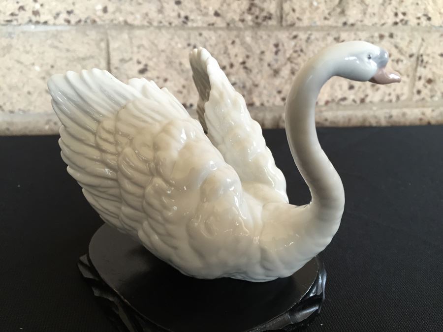 Lladro Collectible Figurine, Elegant Swan [Photo 2]