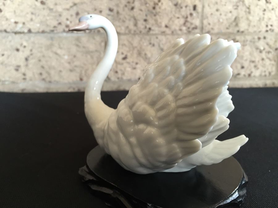 Lladro Collectible Figurine, Elegant Swan [Photo 10]