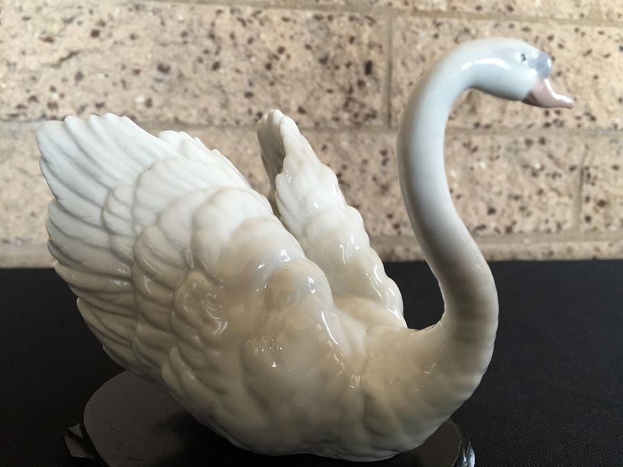Lladro Collectible Figurine, Elegant Swan [Photo 5]
