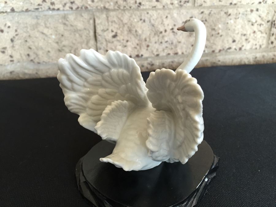 Lladro Collectible Figurine, Elegant Swan [Photo 7]