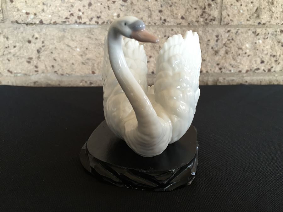Lladro Collectible Figurine, Elegant Swan