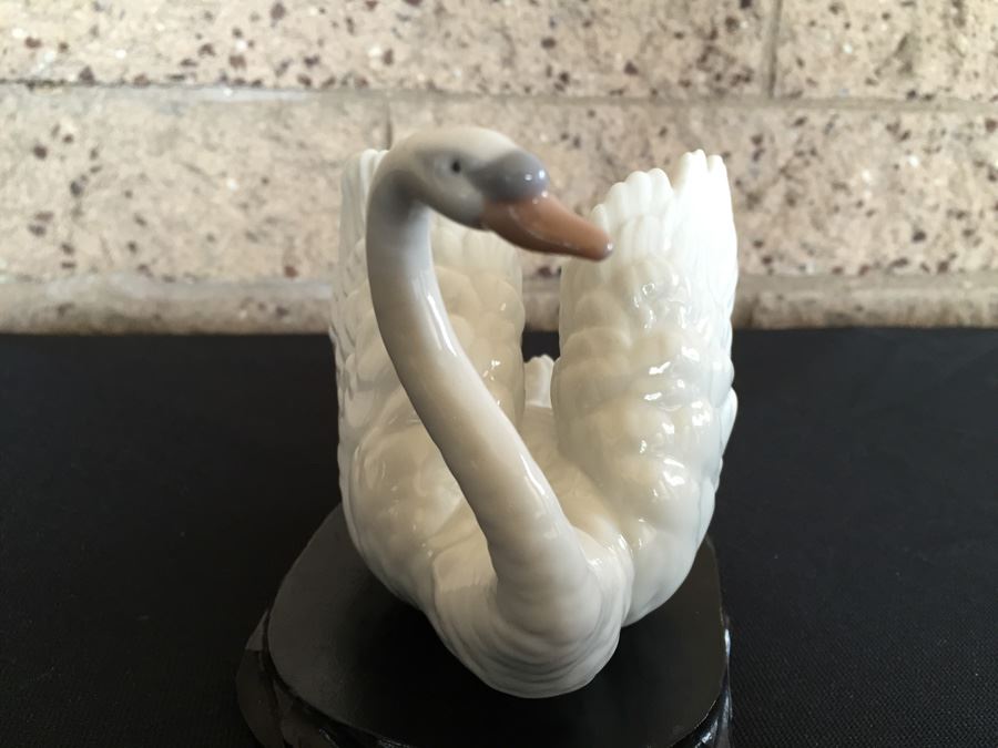 Lladro Collectible Figurine, Elegant Swan [Photo 4]