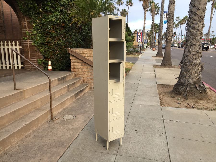 Vintage Vertical Metal Lockers 6 Lockers Individually Lockable [Photo 5]