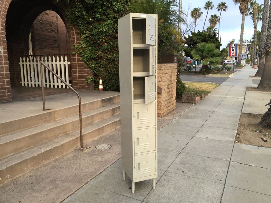 Vintage Vertical Metal Lockers 6 Lockers Individually Lockable [Photo 3]
