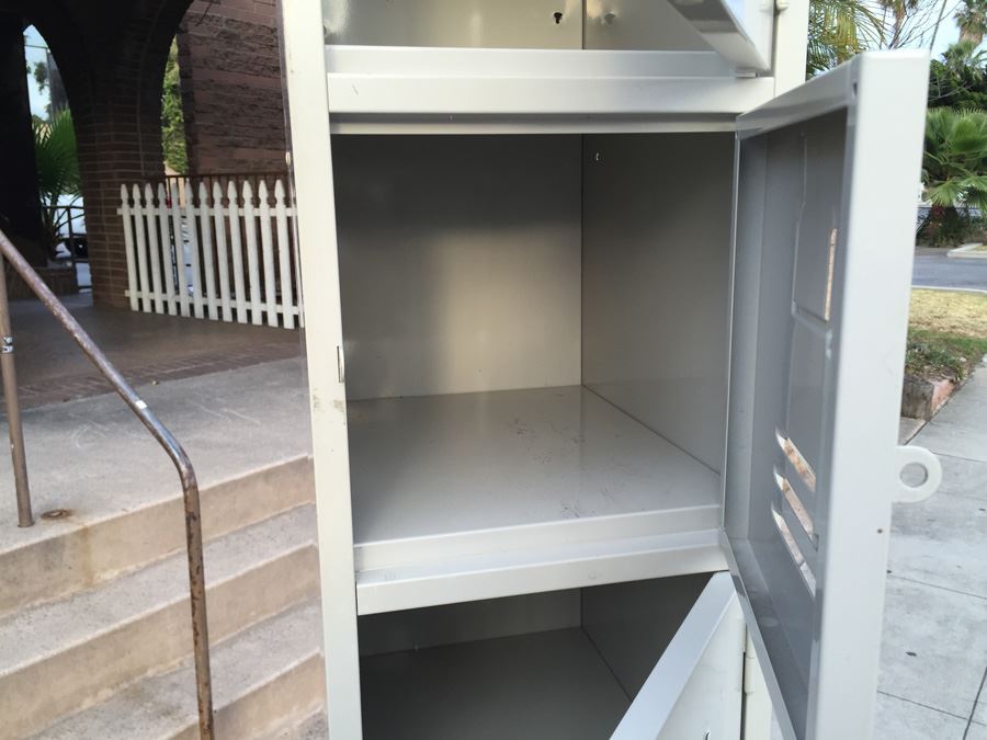 Vintage Vertical Metal Lockers 6 Lockers Individually Lockable [Photo 2]