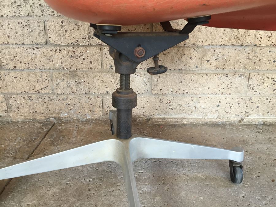 Mid-Century Modern Charles Eames Fiberglass Shell Chair with Wheels by Herman Miller [Photo 10]