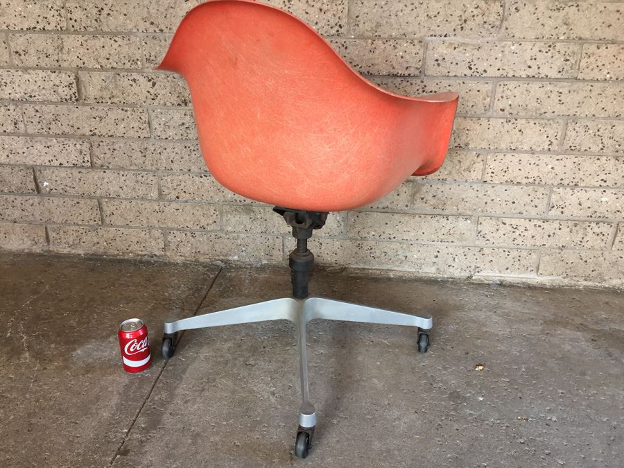 Mid-Century Modern Charles Eames Fiberglass Shell Chair with Wheels by Herman Miller [Photo 3]