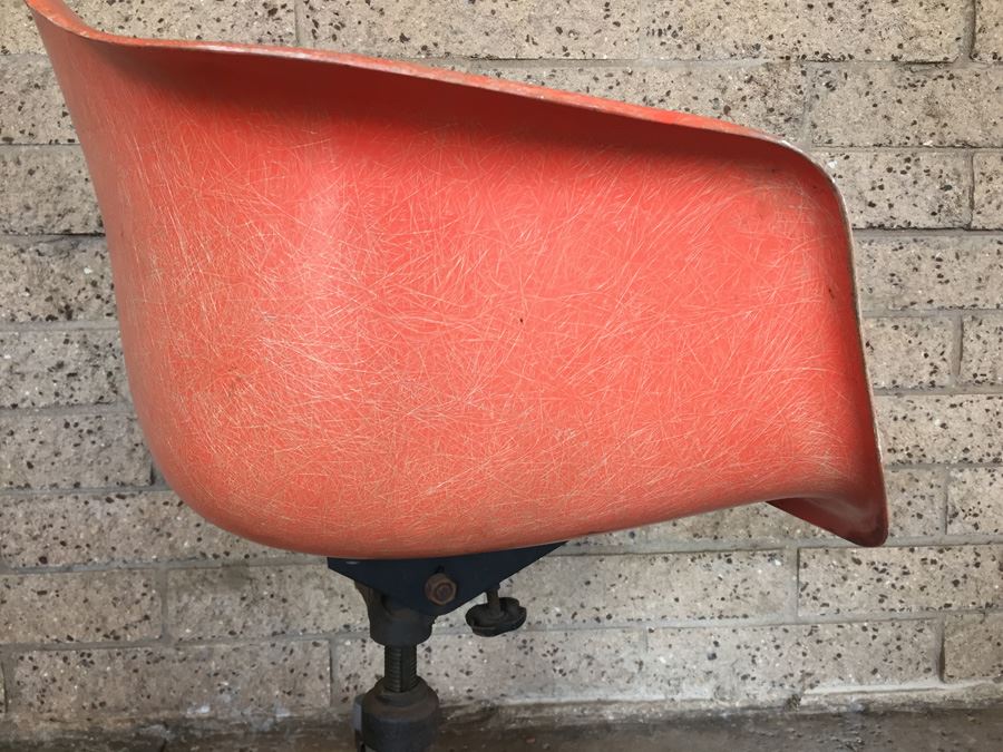 Mid-Century Modern Charles Eames Fiberglass Shell Chair with Wheels by Herman Miller [Photo 9]