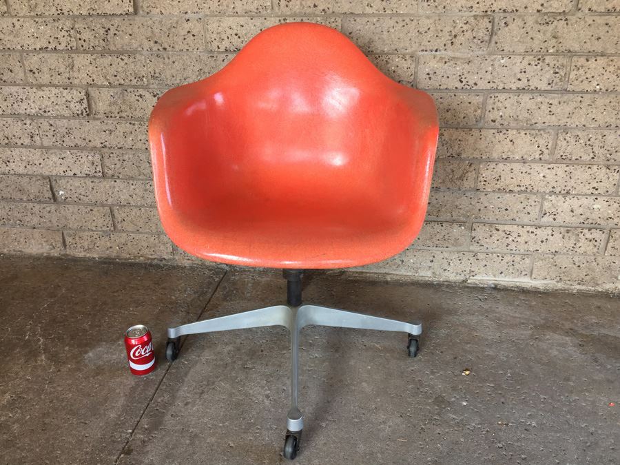 Mid-Century Modern Charles Eames Fiberglass Shell Chair with Wheels by Herman Miller [Photo 5]