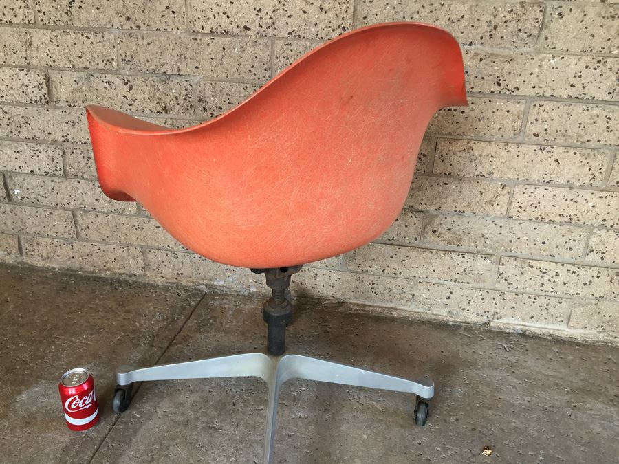 Mid-Century Modern Charles Eames Fiberglass Shell Chair with Wheels by Herman Miller [Photo 8]