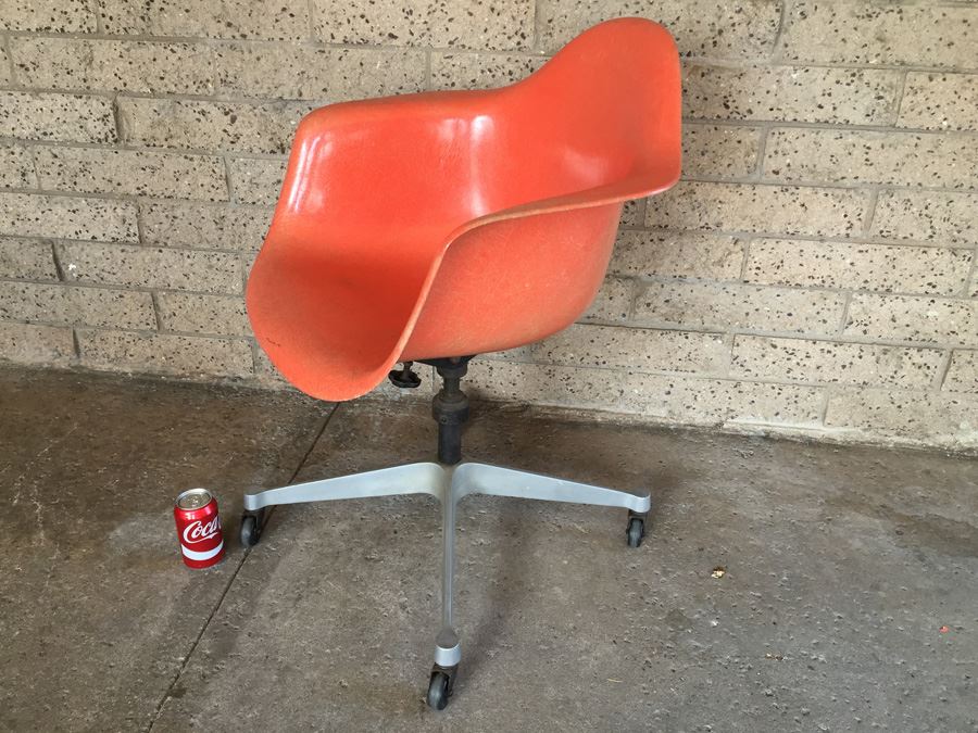 Mid-Century Modern Charles Eames Fiberglass Shell Chair with Wheels by Herman Miller [Photo 6]