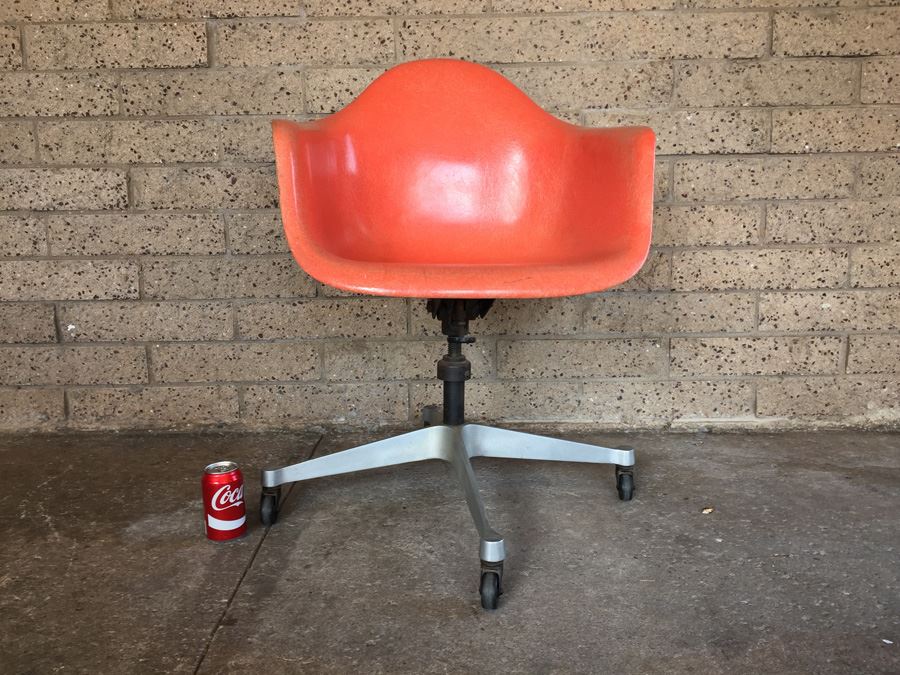 Mid-Century Modern Charles Eames Fiberglass Shell Chair with Wheels by Herman Miller