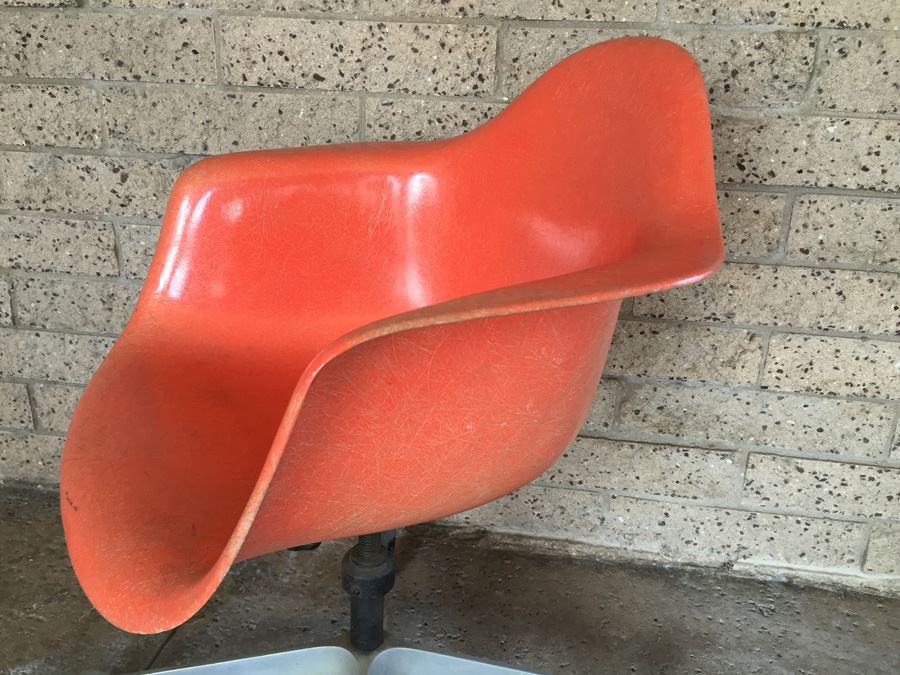Mid-Century Modern Charles Eames Fiberglass Shell Chair with Wheels by Herman Miller [Photo 2]