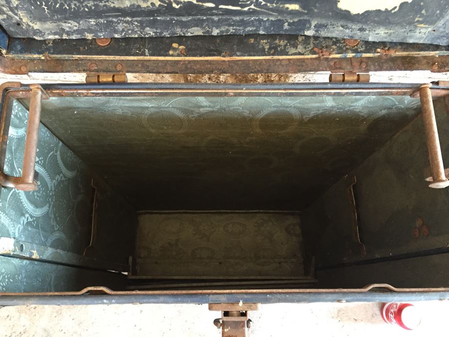 Vintage Black Trunk [Photo 6]