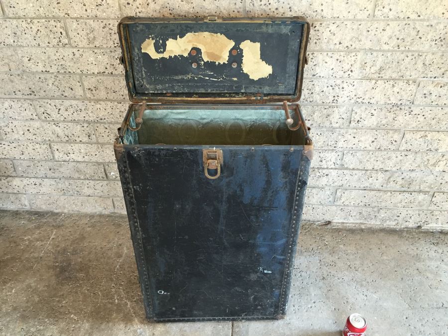 Vintage Black Trunk [Photo 3]