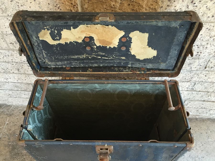 Vintage Black Trunk [Photo 5]