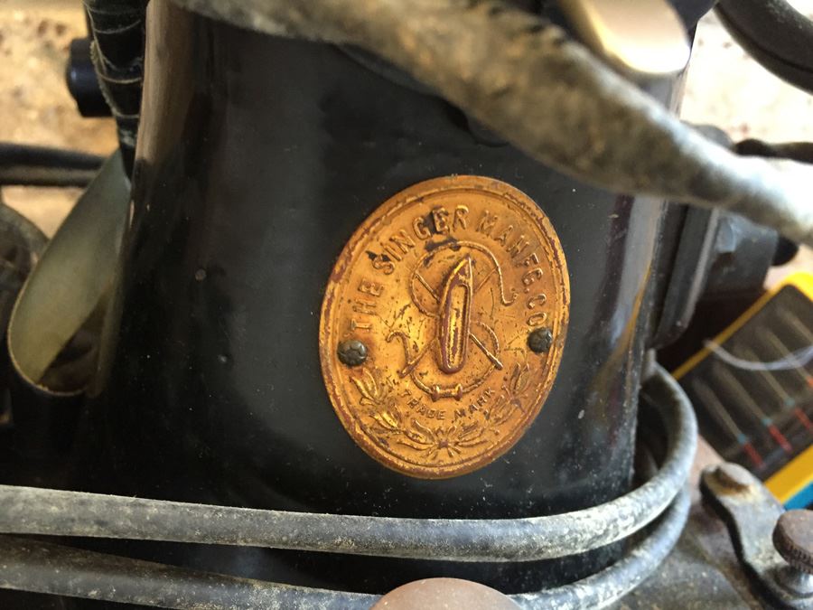 Vintage Singer Sewing Machine With Wooden Carrying Case With Manual [Photo 8]