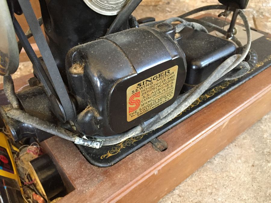 Vintage Singer Sewing Machine With Wooden Carrying Case With Manual [Photo 12]