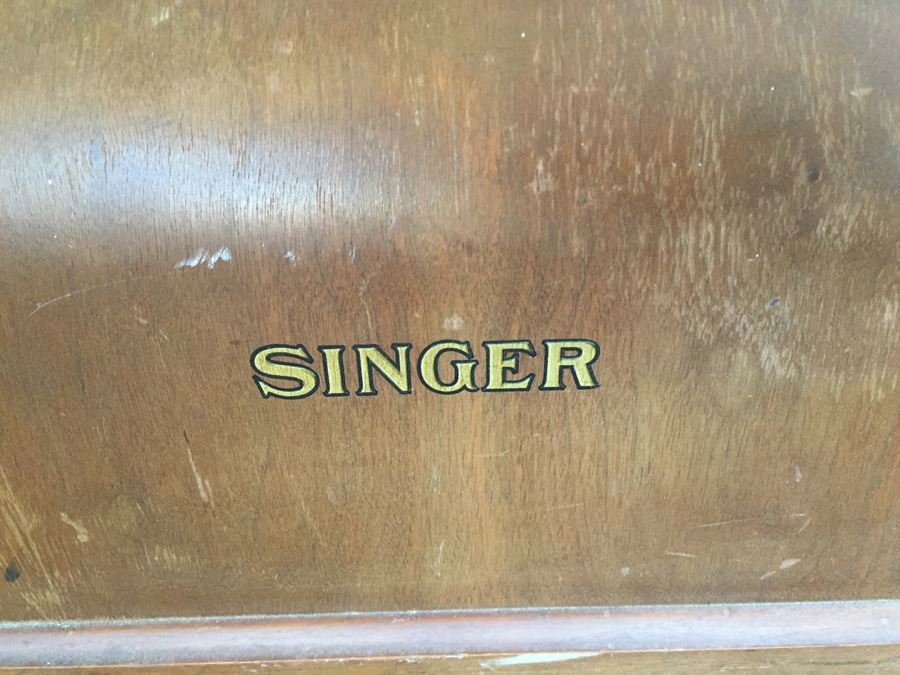 Vintage Singer Sewing Machine With Wooden Carrying Case With Manual [Photo 4]