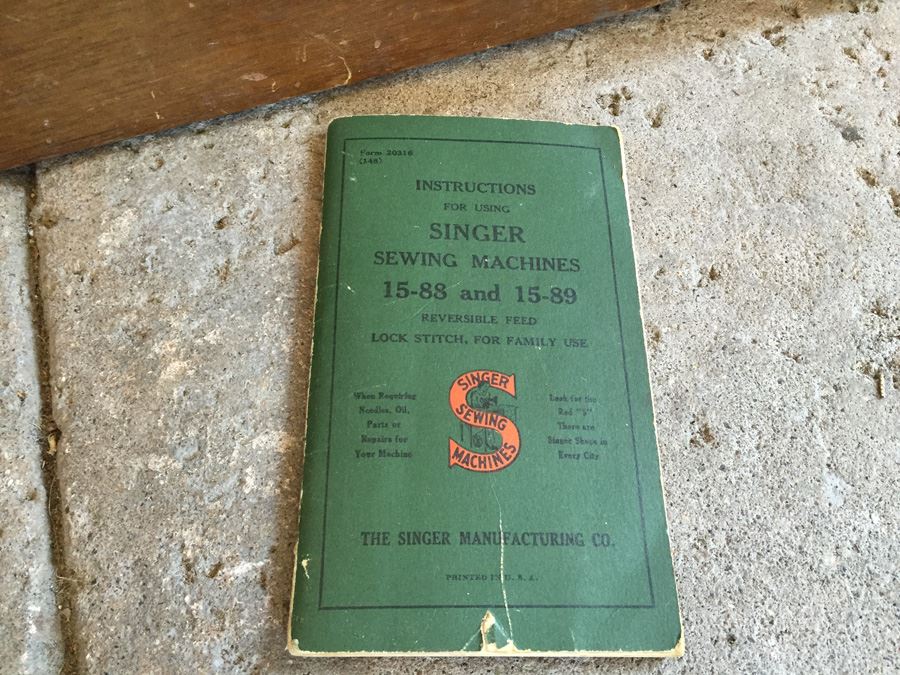 Vintage Singer Sewing Machine With Wooden Carrying Case With Manual [Photo 3]