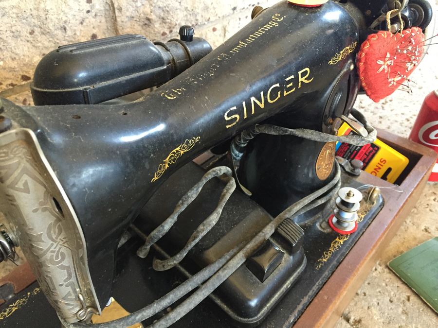 Vintage Singer Sewing Machine With Wooden Carrying Case With Manual [Photo 10]