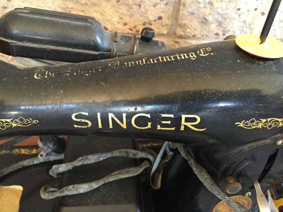 Vintage Singer Sewing Machine With Wooden Carrying Case With Manual [Photo 7]