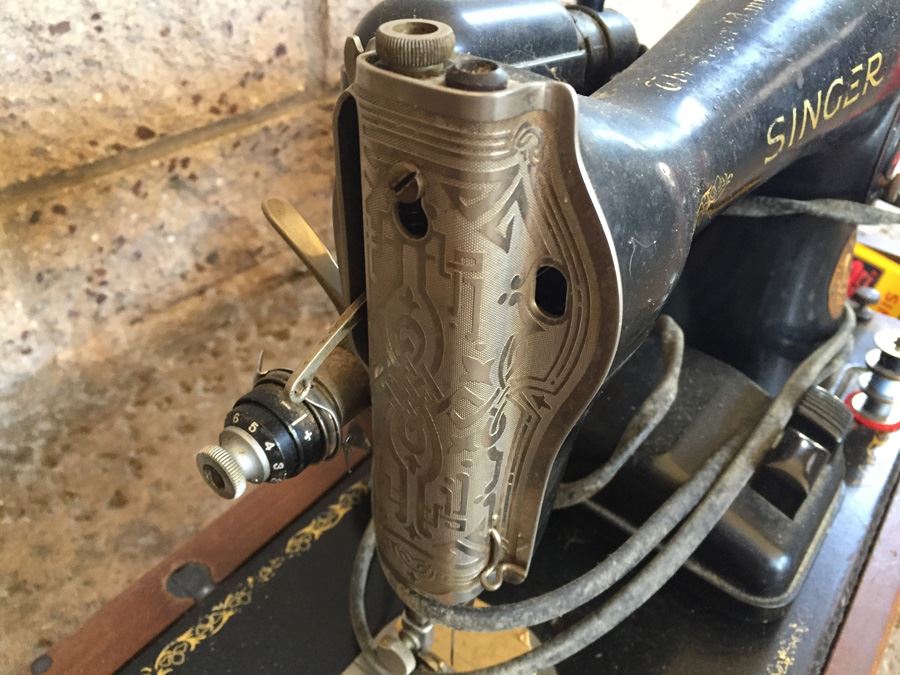 Vintage Singer Sewing Machine With Wooden Carrying Case With Manual [Photo 9]