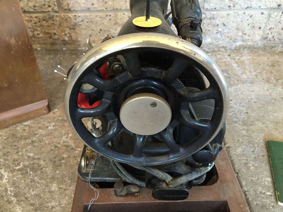 Vintage Singer Sewing Machine With Wooden Carrying Case With Manual [Photo 11]