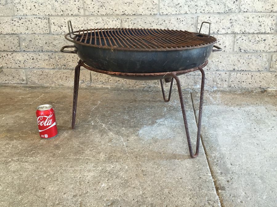 Modified Mid-Century BBQ Grill [Photo 1]