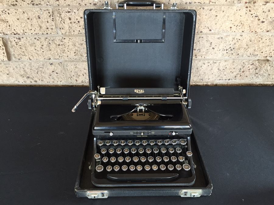 Vintage ROYAL Black Typewriter