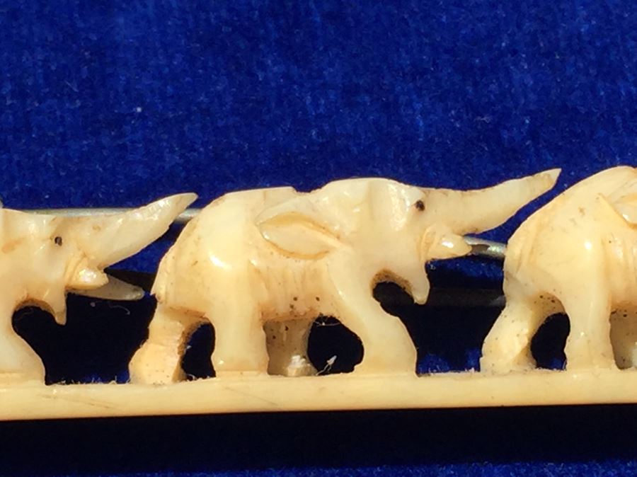Carved Elephant Brooch [Photo 2]