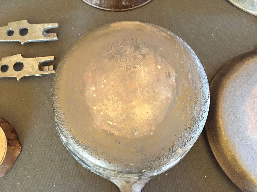 Various Cast Iron Skillets Including Wagner Ware Sidney [Photo 10]