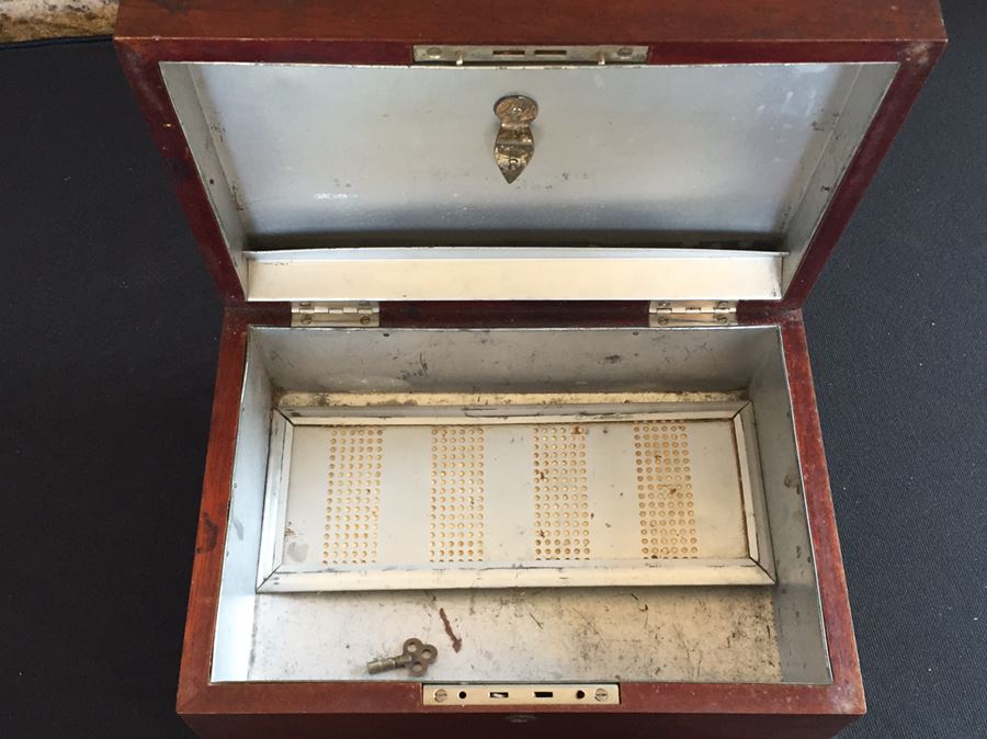 Old Wooden Box With Original Key [Photo 3]