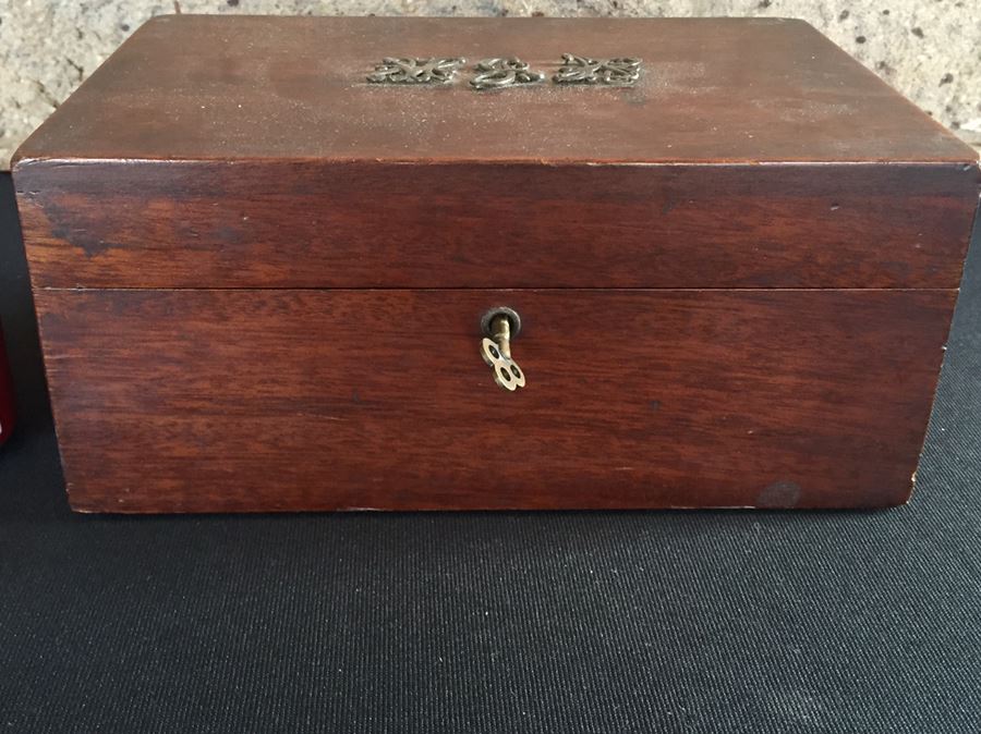Old Wooden Box With Original Key [Photo 2]
