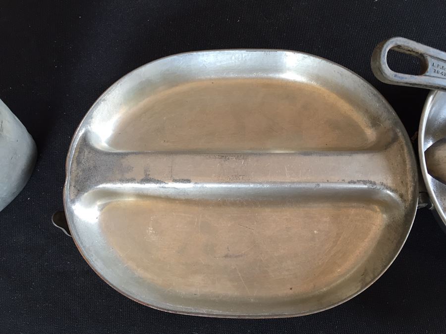 1942 U.S. Military WW II Backpack With Canteen, Mess Kit And Flatware [Photo 23]