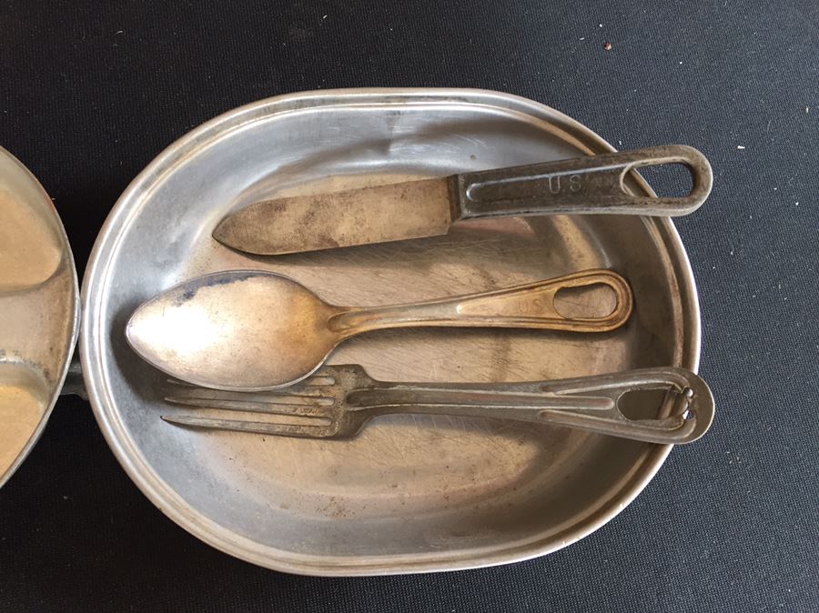 1942 U.S. Military WW II Backpack With Canteen, Mess Kit And Flatware [Photo 15]